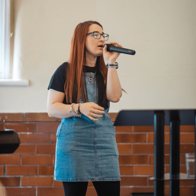 Female singer, singing into a microphone